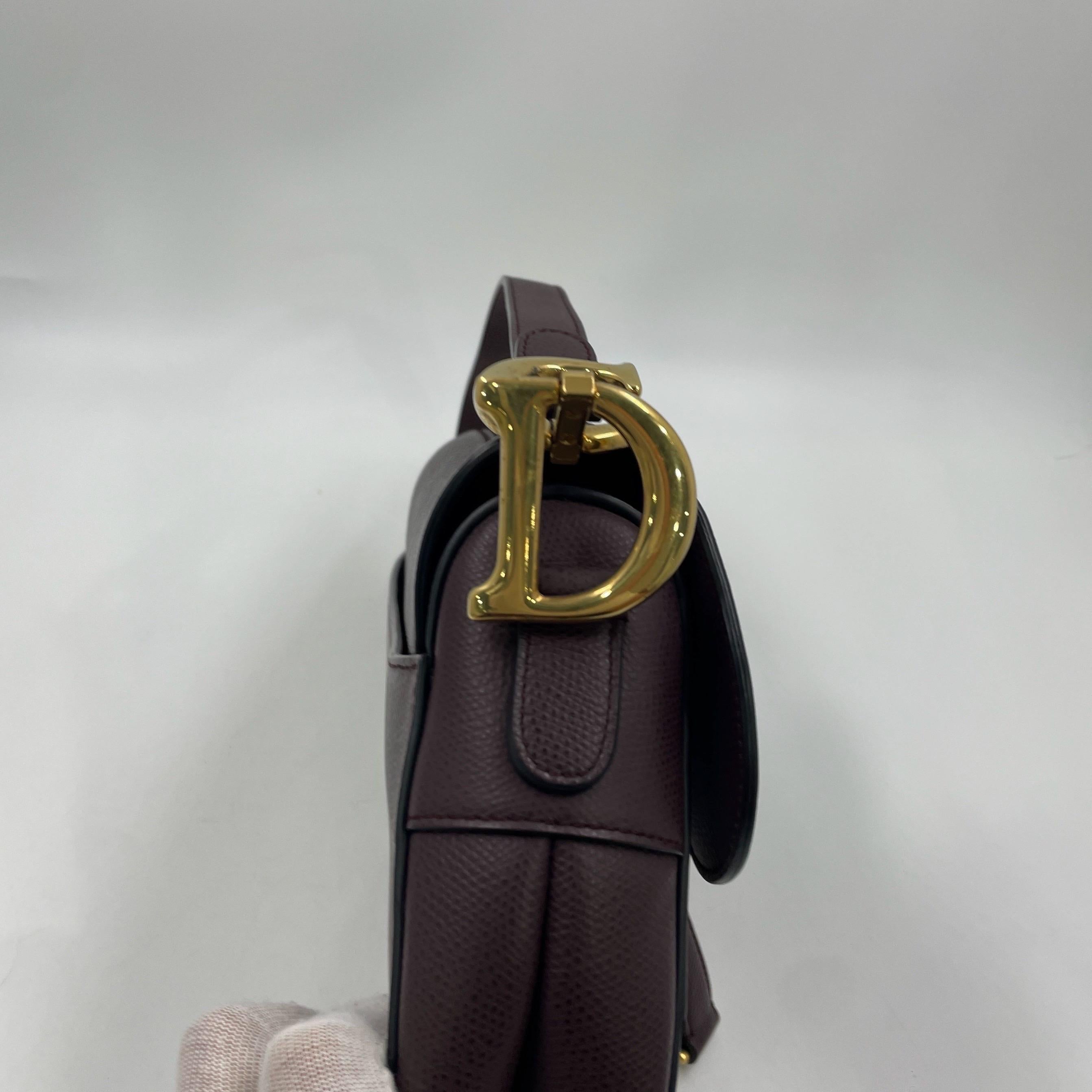 Dior Saddle Borgogna Borsa media in pelle martellata con tracolla in vendita 7