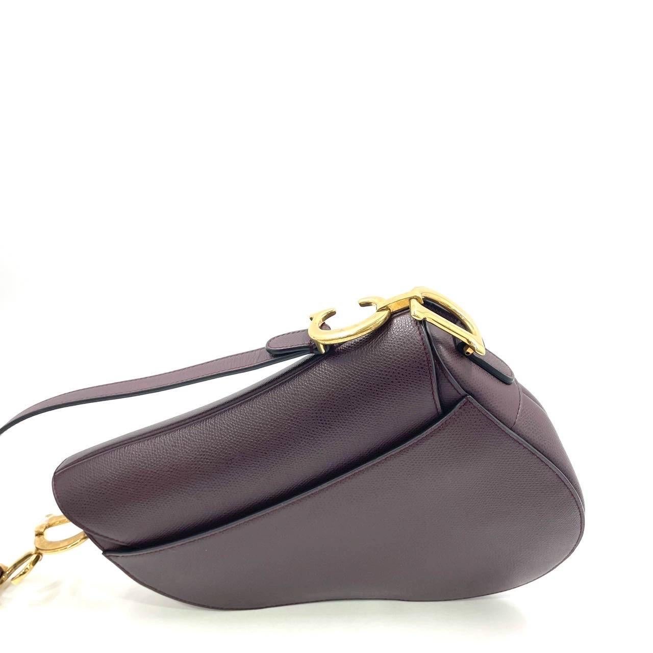 Nero Dior Saddle Borgogna Borsa media in pelle martellata con tracolla in vendita