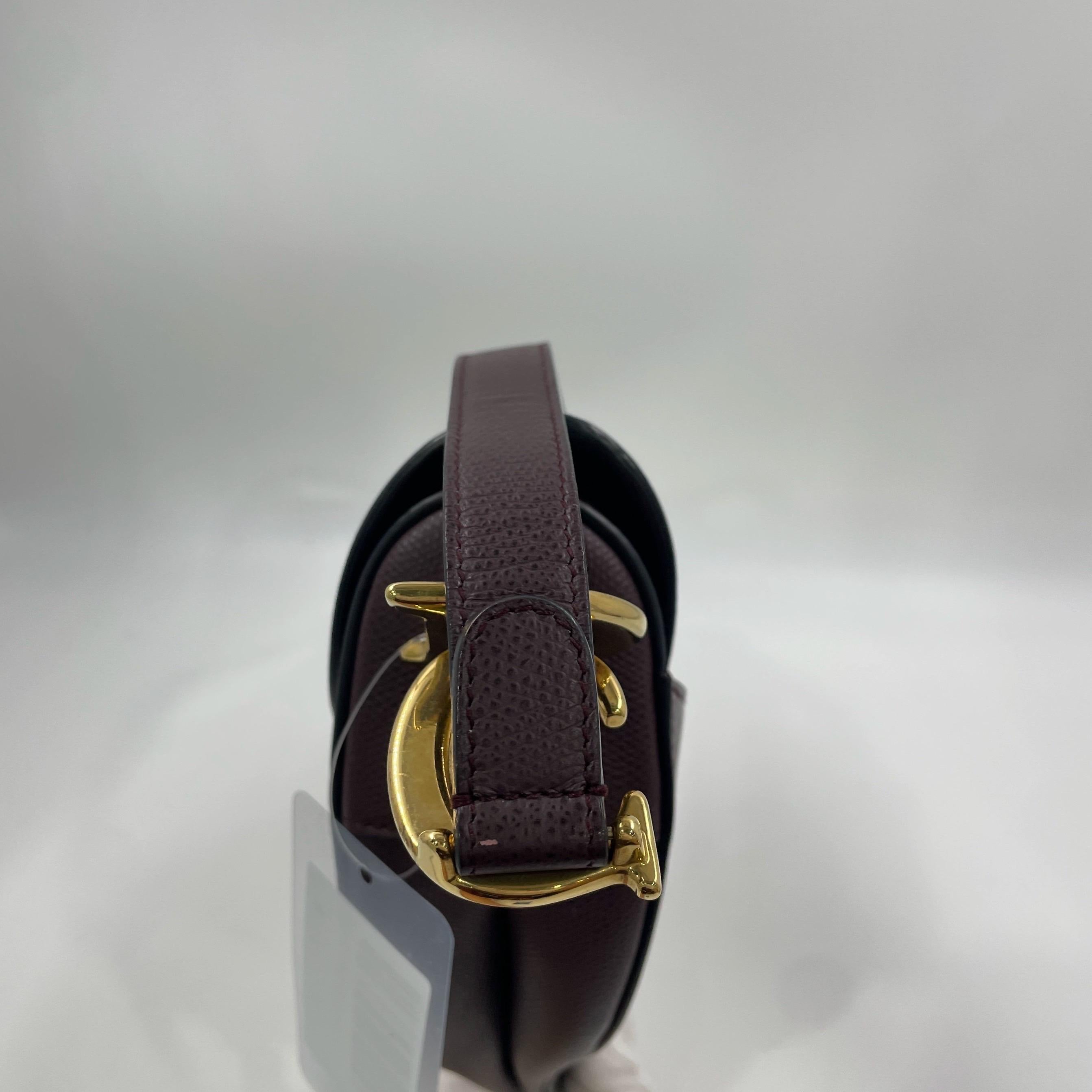 Dior Saddle Borgogna Borsa media in pelle martellata con tracolla In condizioni ottime in vendita a AUBERVILLIERS, FR