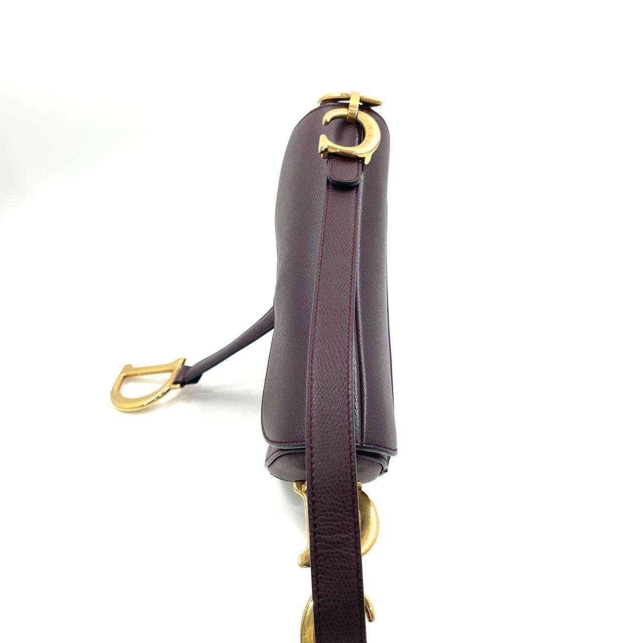 Donna Dior Saddle Borgogna Borsa media in pelle martellata con tracolla in vendita