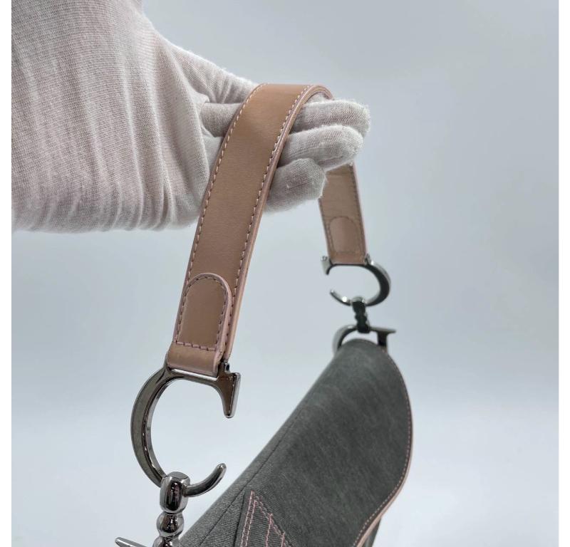 Bolso bandolera Dior Saddle Denim gris con bolsillo y adornos de piel rosa en venta 7