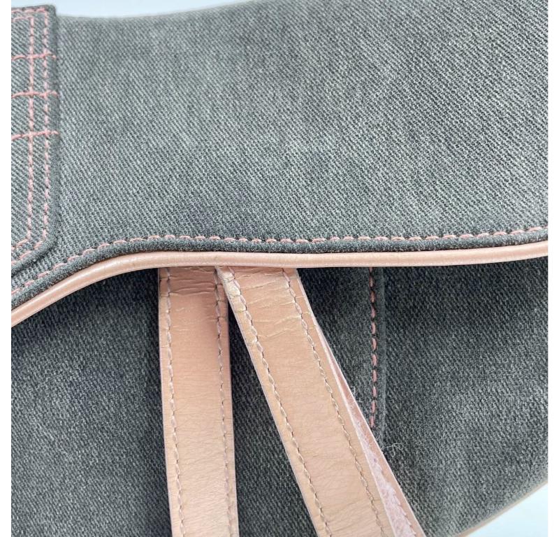 Bolso bandolera Dior Saddle Denim gris con bolsillo y adornos de piel rosa en venta 8