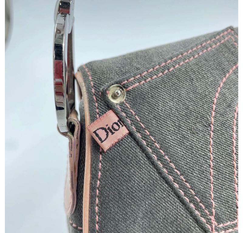 Bolso bandolera Dior Saddle Denim gris con bolsillo y adornos de piel rosa en venta 9