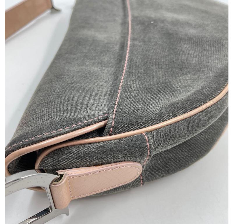 Bolso bandolera Dior Saddle Denim gris con bolsillo y adornos de piel rosa en venta 11