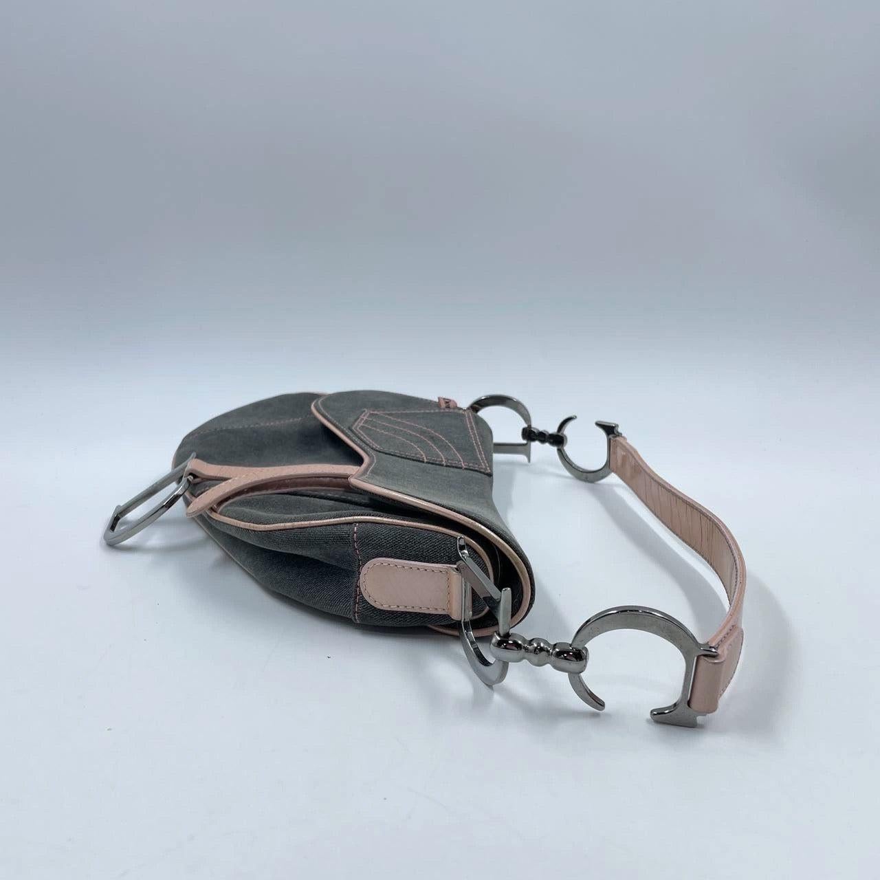 Bolso bandolera Dior Saddle Denim gris con bolsillo y adornos de piel rosa en Excelente estado para la venta en AUBERVILLIERS, FR