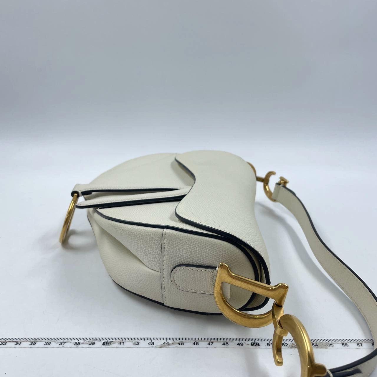 Dior Saddle Medium 2019 White Grained Leather Handbag In Excellent Condition In AUBERVILLIERS, FR
