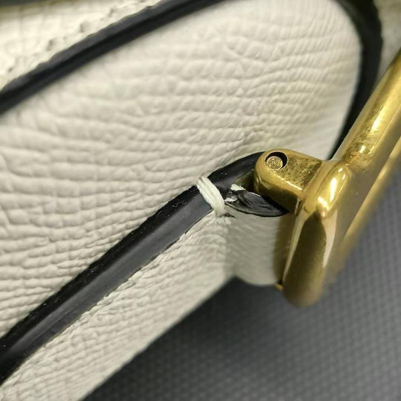 Dior Saddle Medium 2022 White Grained Leather Handbag with Leather Strap For Sale 9