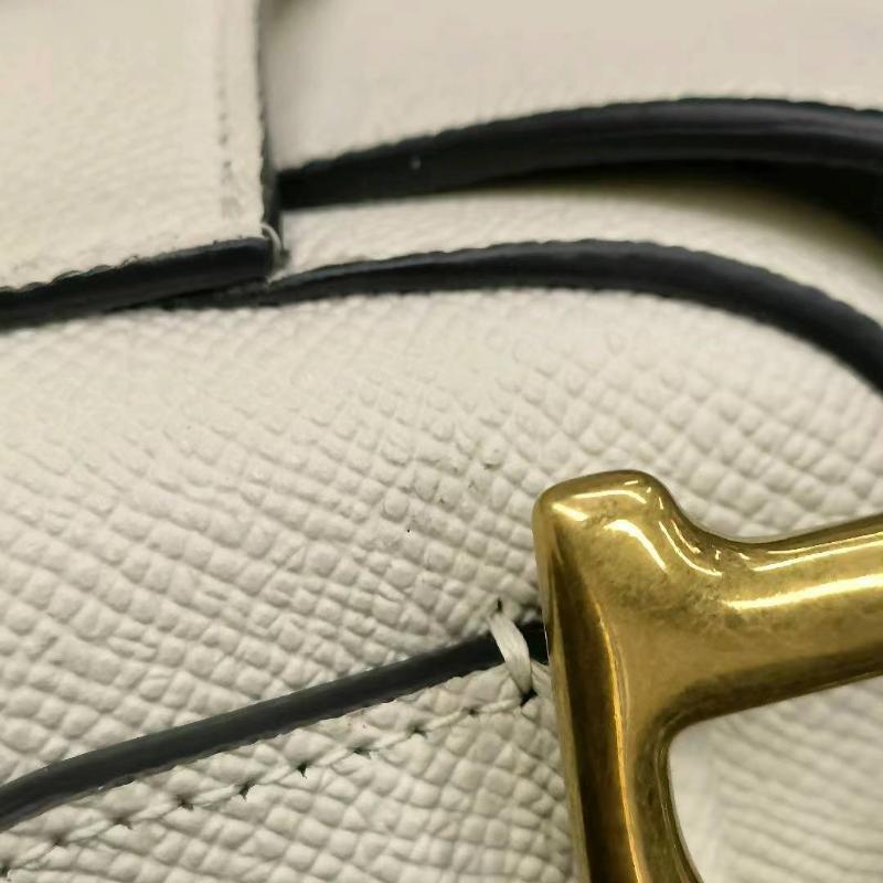 Dior Saddle Medium 2022 White Grained Leather Handbag with Leather Strap For Sale 10