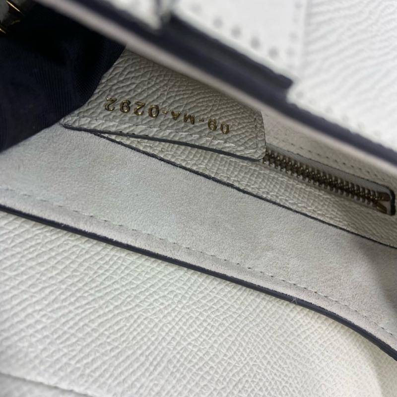 Dior Saddle Medium 2022 White Grained Leather Handbag with Leather Strap For Sale 14