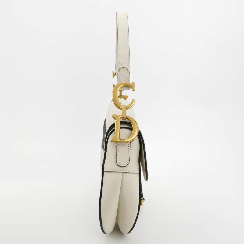 Dior Saddle Medium 2022 White Grained Leather Handbag with Leather Strap In Excellent Condition For Sale In AUBERVILLIERS, FR