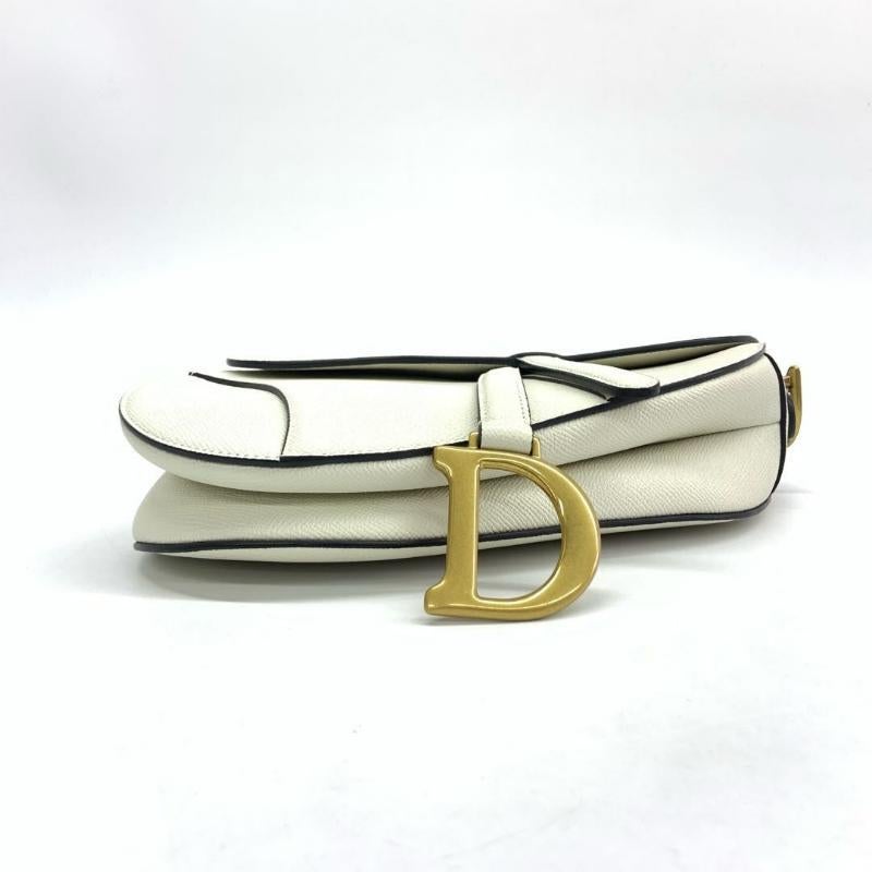 Dior Saddle Medium 2022 White Grained Leather Handbag with Leather Strap For Sale 2