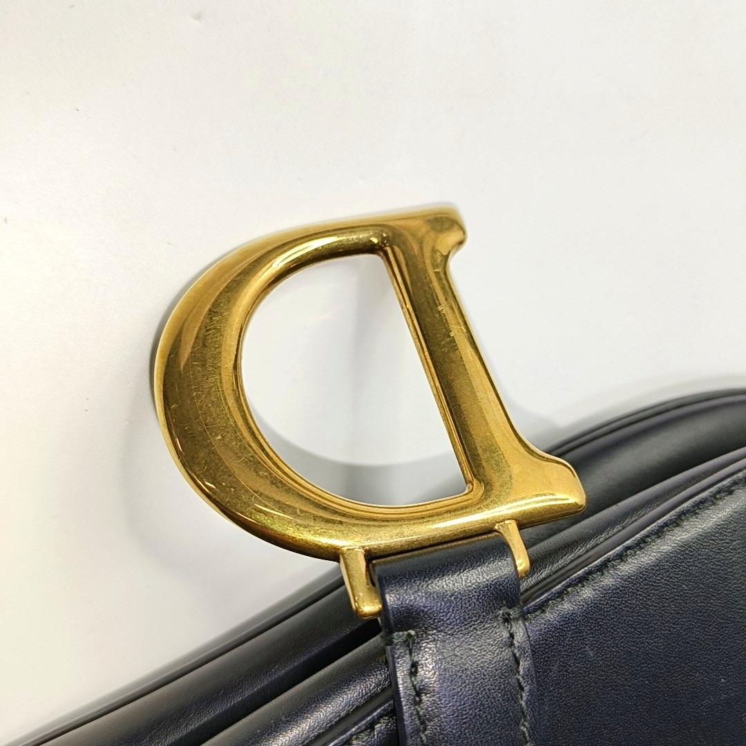 Dior Saddle Medium Cuir lisse noir avec sangle cloutée en vente 6
