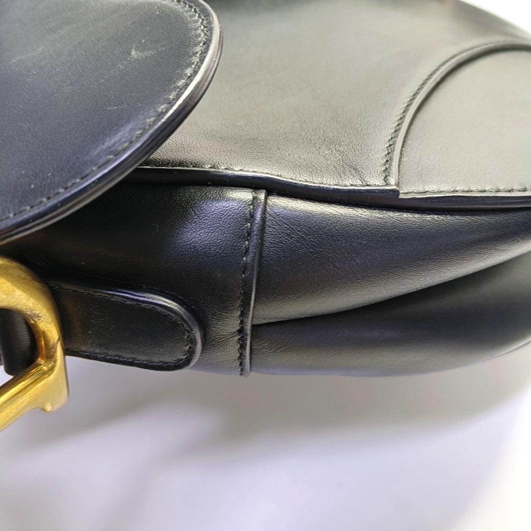 Dior Saddle Medium Cuir lisse noir avec sangle cloutée en vente 7