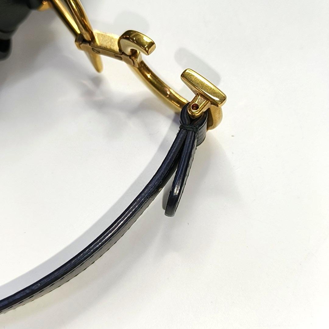 Dior Saddle Medium Cuir lisse noir avec sangle cloutée en vente 8