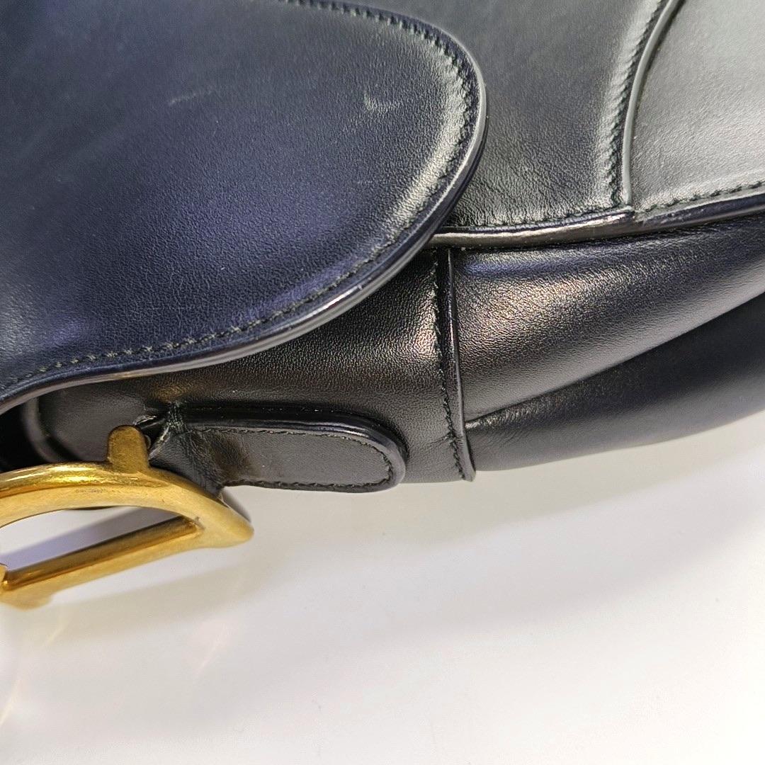 Dior Saddle Medium Cuir lisse noir avec sangle cloutée en vente 10