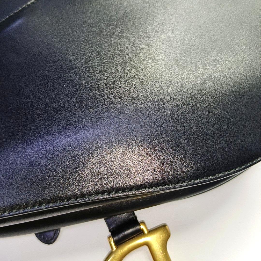 Dior Saddle Medium Cuir lisse noir avec sangle cloutée en vente 11