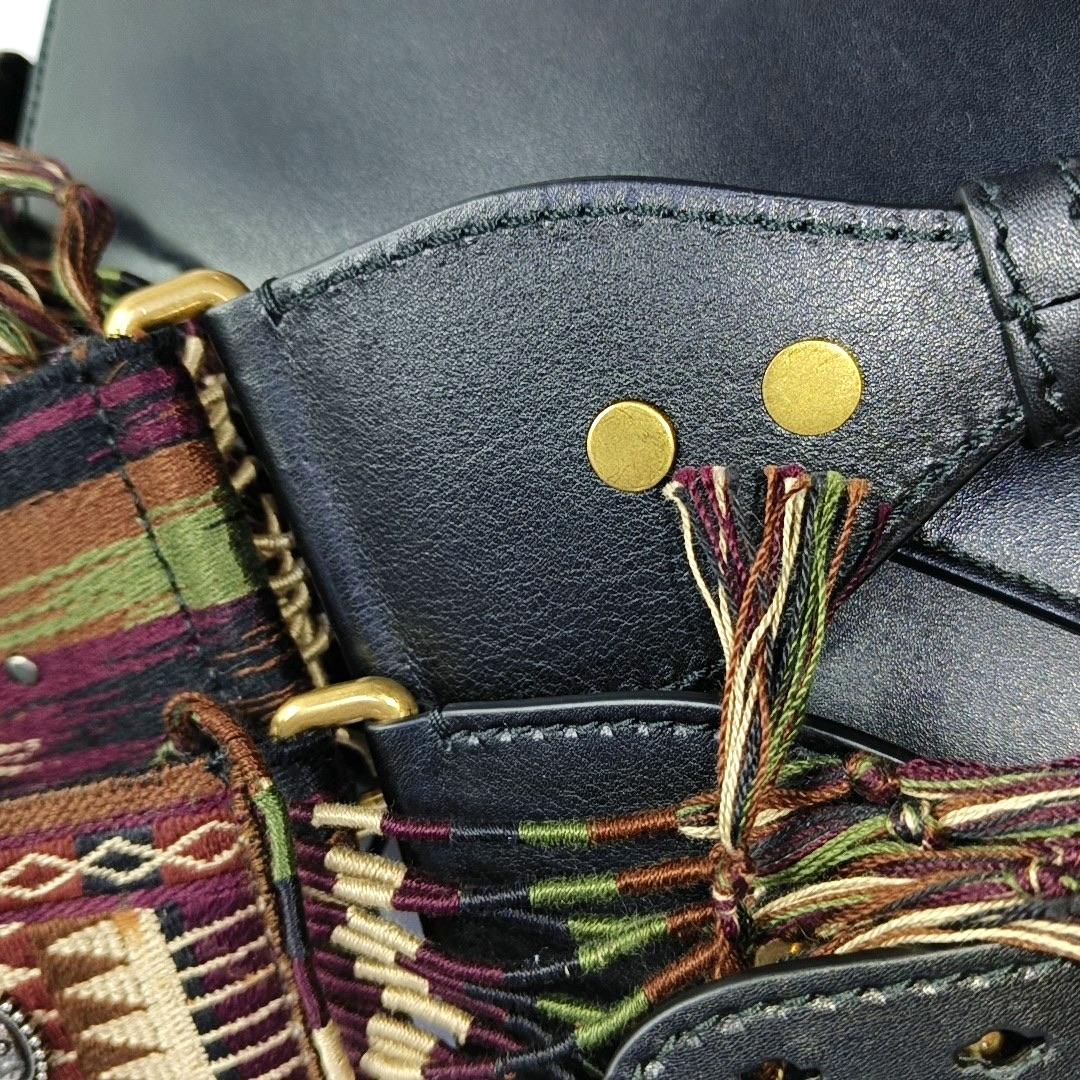 Dior Saddle Medium Cuir lisse noir avec sangle cloutée en vente 14