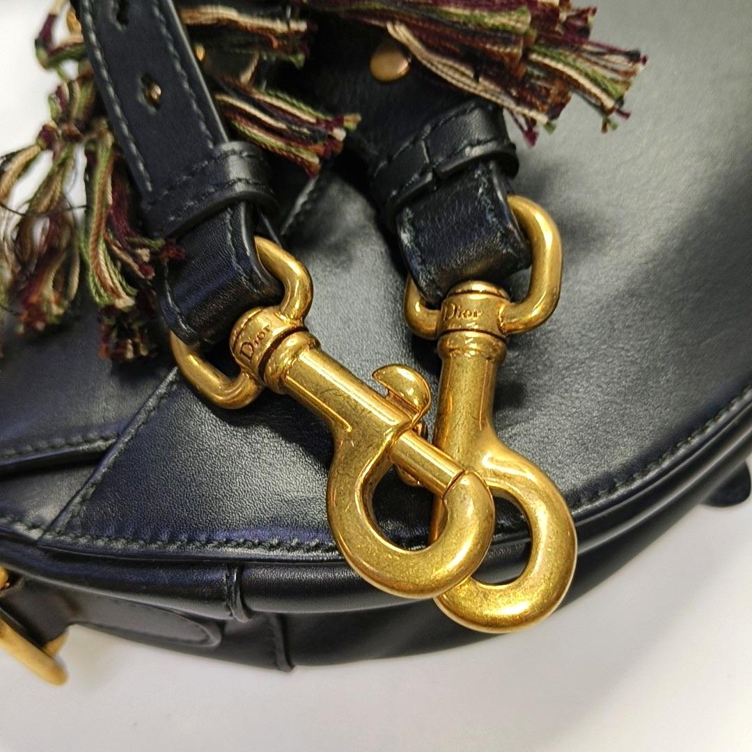 Dior Saddle Medium Cuir lisse noir avec sangle cloutée en vente 15