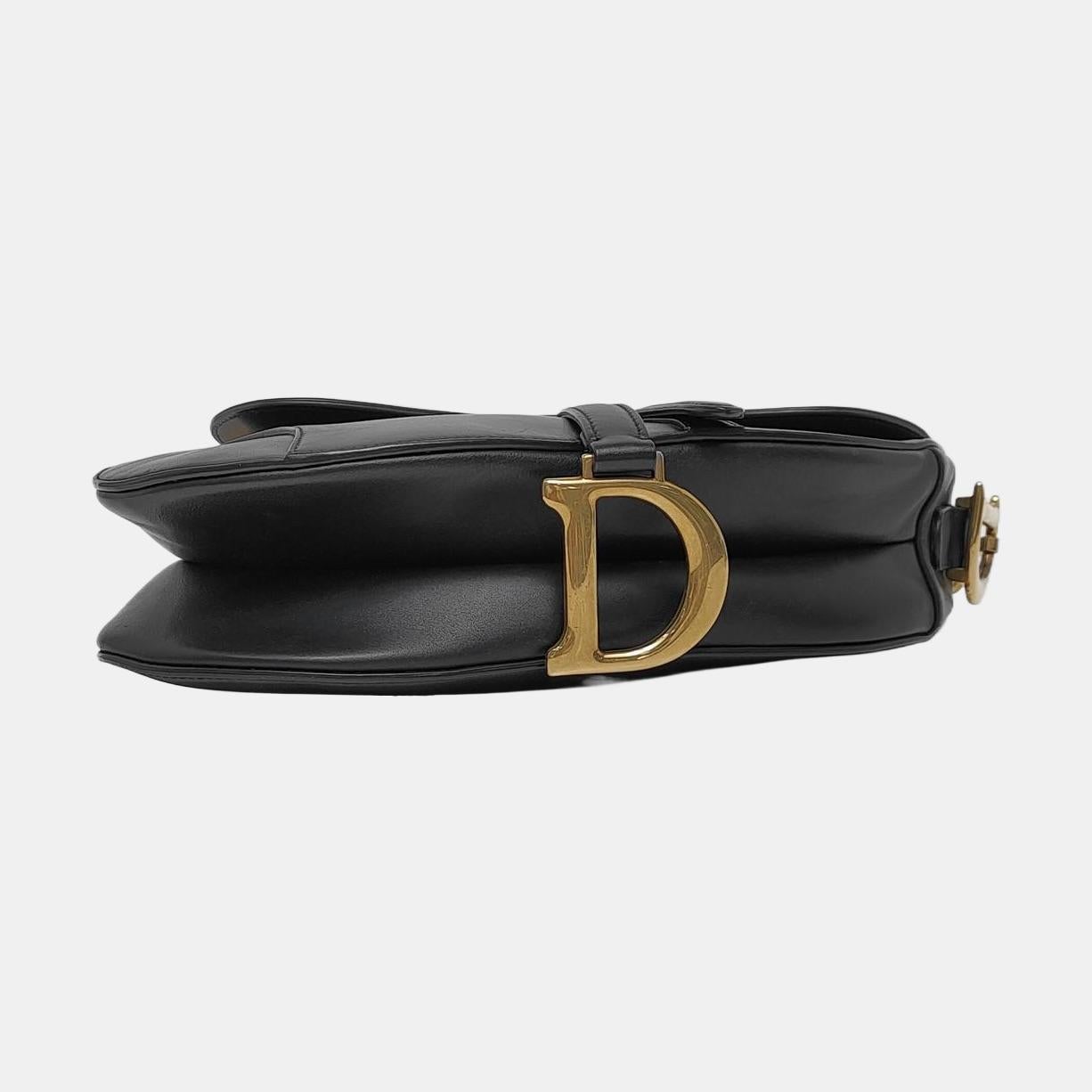 Dior Saddle Medium Cuir lisse noir avec sangle cloutée en vente 1