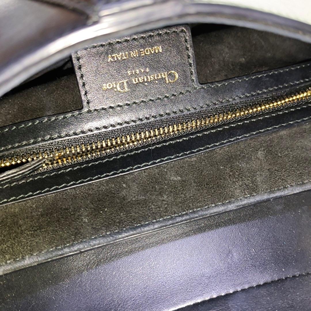 Dior Saddle Medium Cuir lisse noir avec sangle cloutée en vente 2