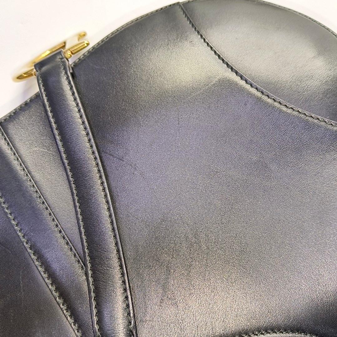 Dior Saddle Medium Cuir lisse noir avec sangle cloutée en vente 4