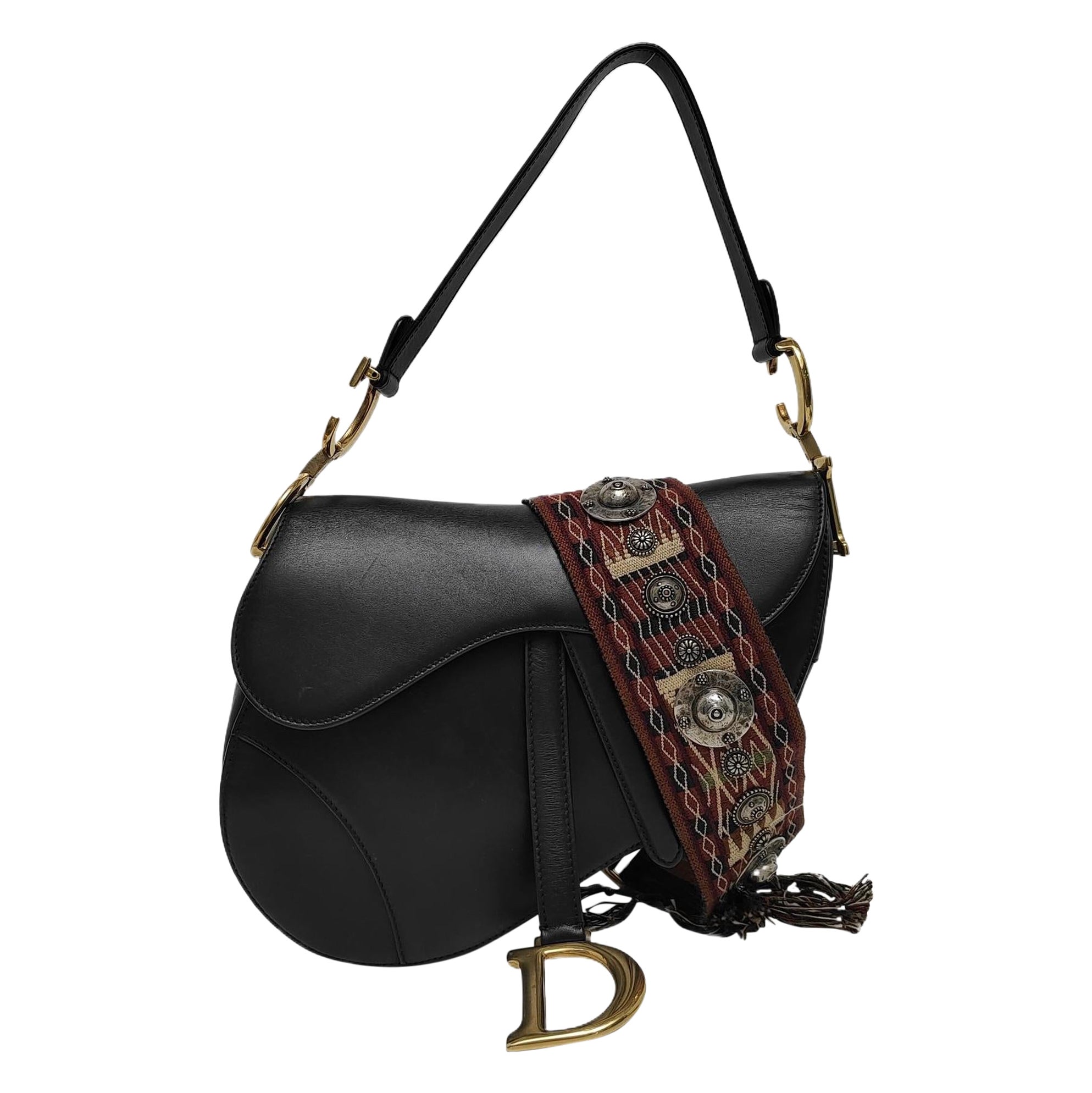 Dior Saddle Medium in pelle liscia nera con cinturino borchiato