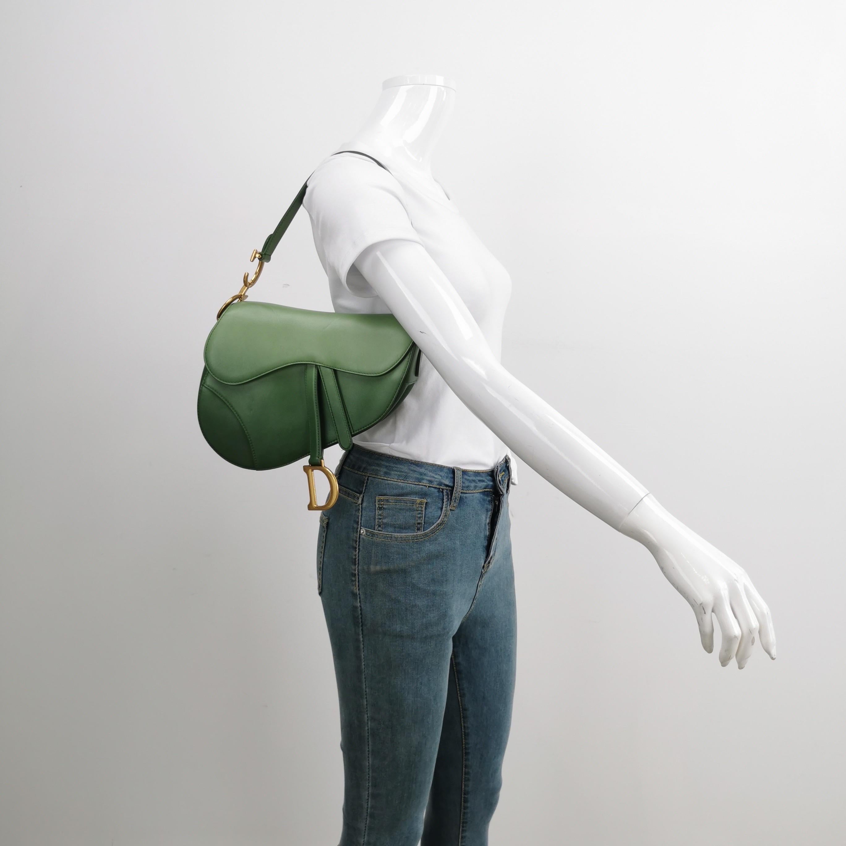 CONDITION: EXCELLENT CONDITION

Light scratches to the leather.The hardware shows scratches. 

DETAILS:

Brand: Christian Dior
Model: Saddle
Exterior Material: Leather
Exterior Color: Green
Hardware Color: Gold
Width 25.5cm x Height 20cm x Depth
