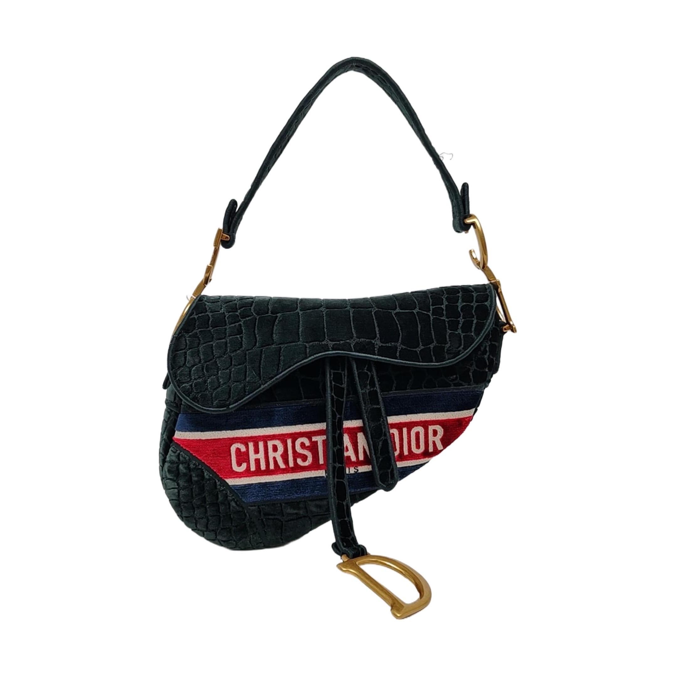 Does the Dior saddle bag come with a strap?