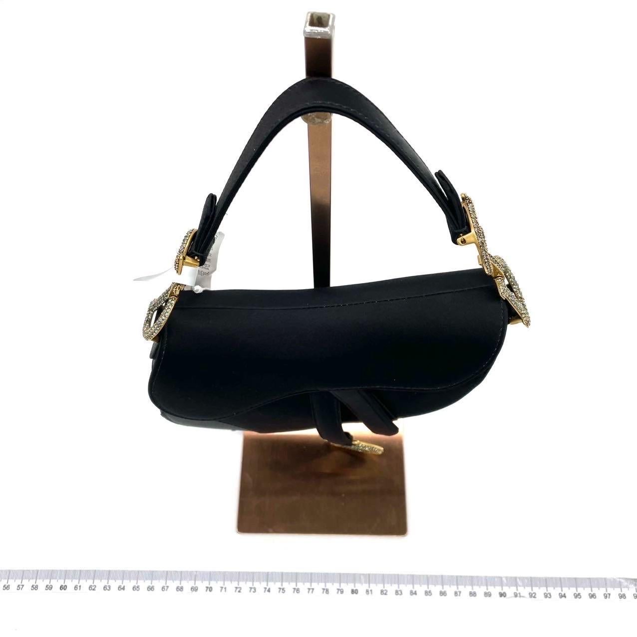 Dior Saddle Mini Silk Blue Grey with Crystal Embedded Buckles
  Il s'agit de photos professionnelles du sac offert par Luxbags.
  Sac à main Dior, réalisé en satin de soie bleu, ce modèle légendaire est proposé en taille mini, avec un rabat