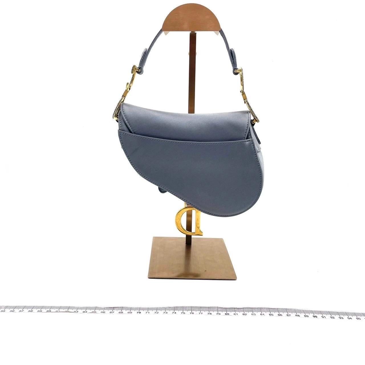 Dior Saddle Mini Silk Blue Grey with Crystal Embedded Buckles
  Il s'agit de photos professionnelles du sac offert par Luxbags.
  Sac à main Dior, réalisé en satin de soie bleu, ce modèle légendaire est proposé en taille mini, avec un rabat