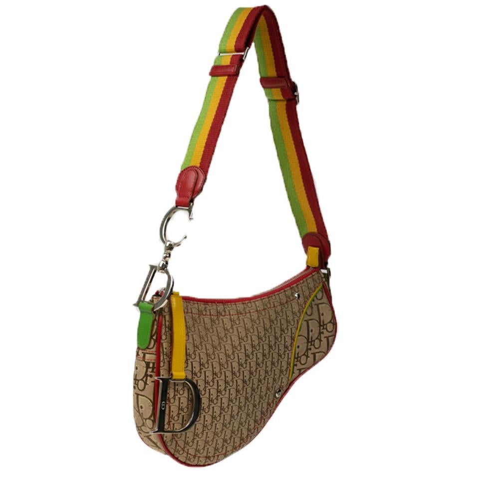 - Designer: DIOR
- Model: Saddle rasta
- Condition: Very good condition. Sign of wear on handles, Scratches on hardware
- Accessories: Dustbag
- Measurements: Width: 24cm, Height: 16cm, Depth: 4cm
- Exterior Material: Monogram Canvas
- Exterior