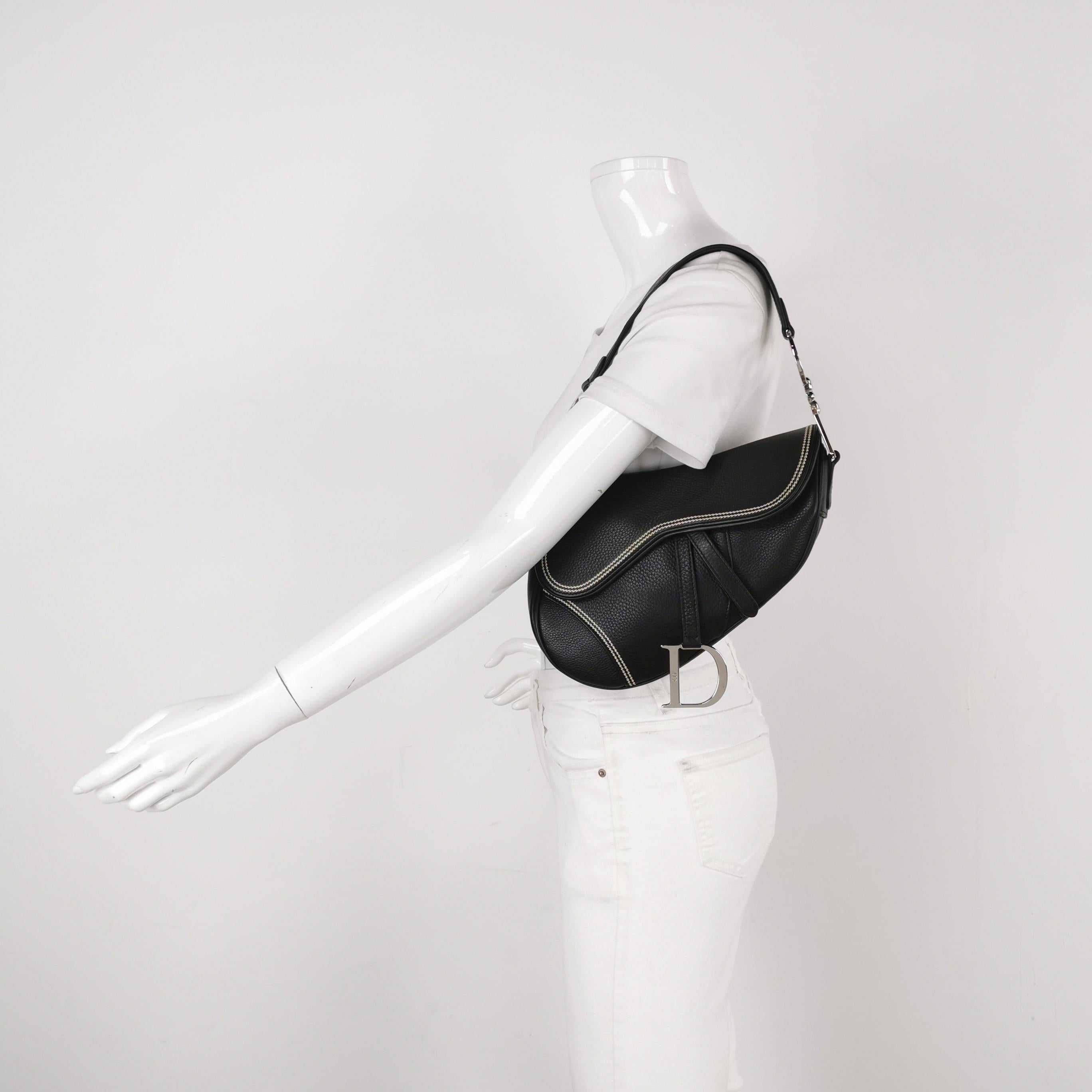 Condition: EXCELLENT

This preloved / preowned authentic vintage Dior saddle bag is in excellent condition with light signs of use. Scratches on leather and hardware, some very light scuffs. 

Brand: Christian Dior

Model: Saddle Vintage

Color: