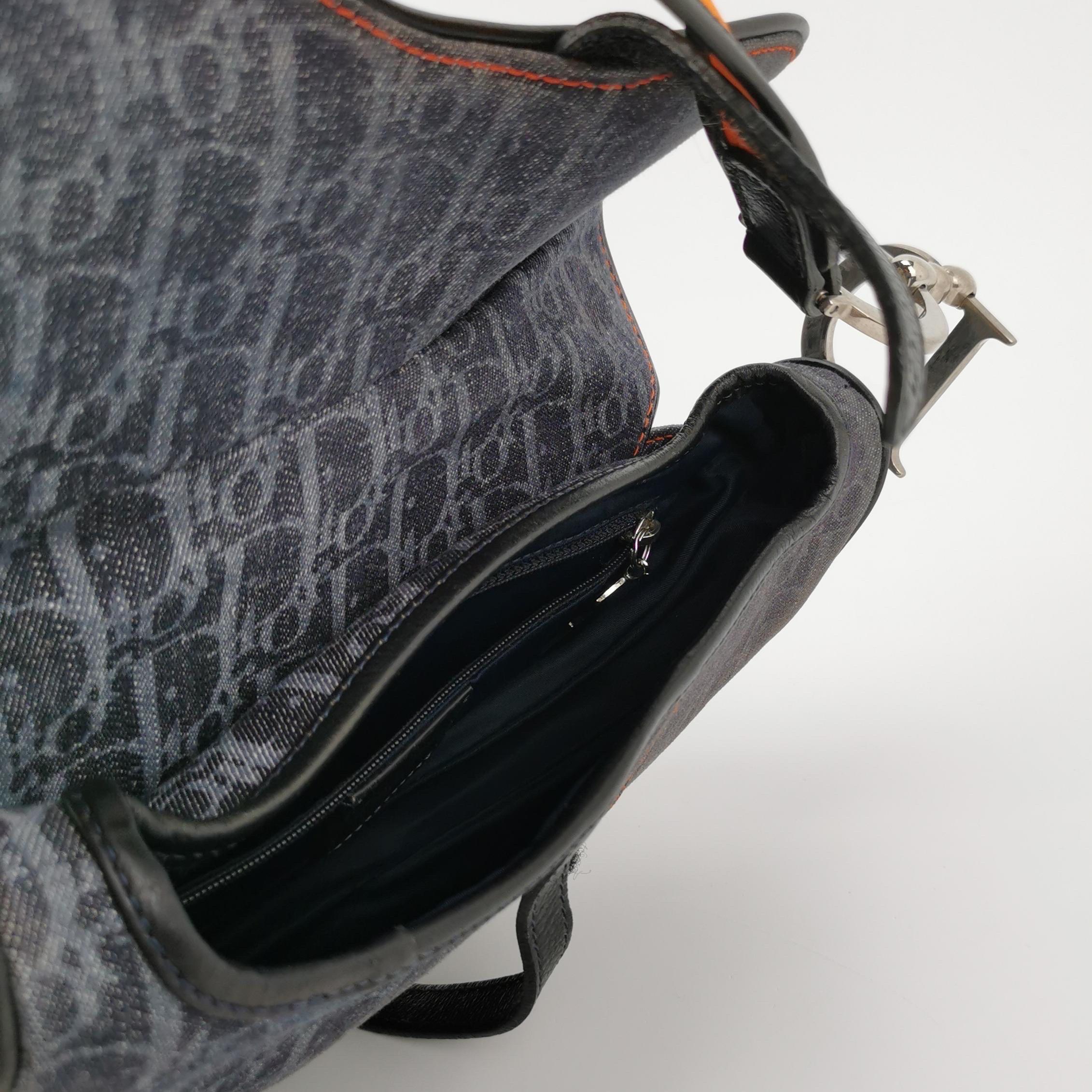 Sillín Dior Vintage Negro Oblicuo con Ribete Naranja en venta 7