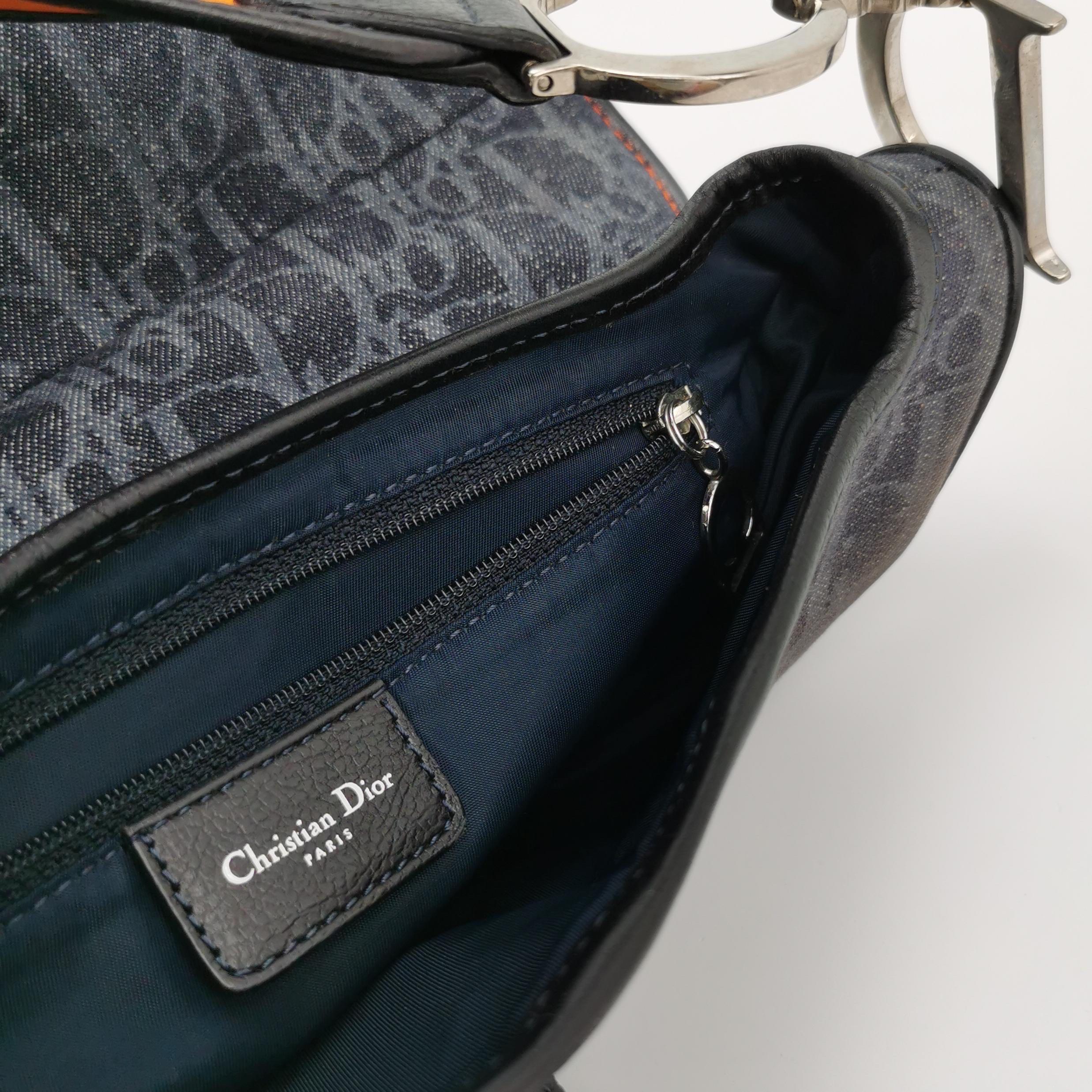 Sillín Dior Vintage Negro Oblicuo con Ribete Naranja en venta 3