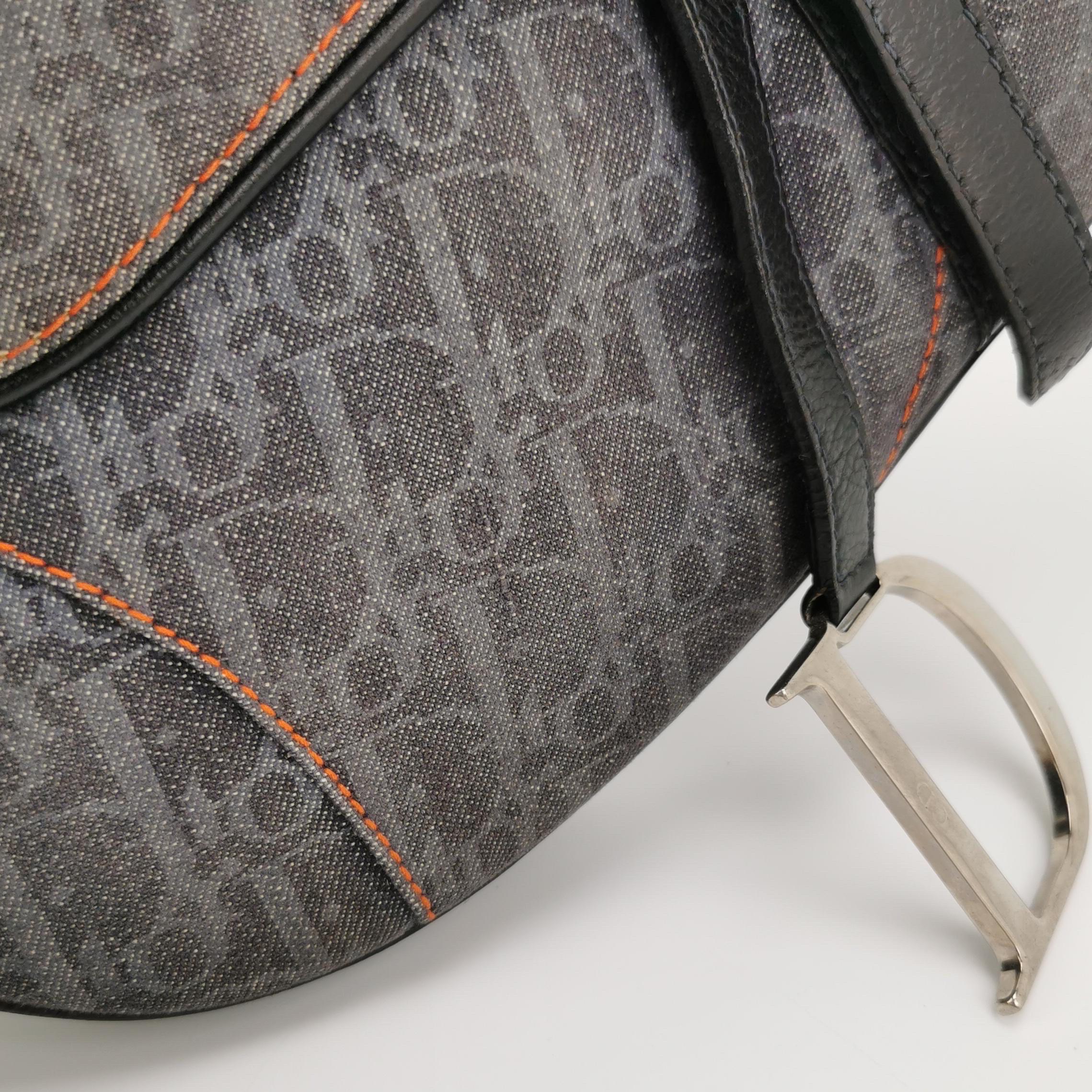 Sillín Dior Vintage Negro Oblicuo con Ribete Naranja en venta 4