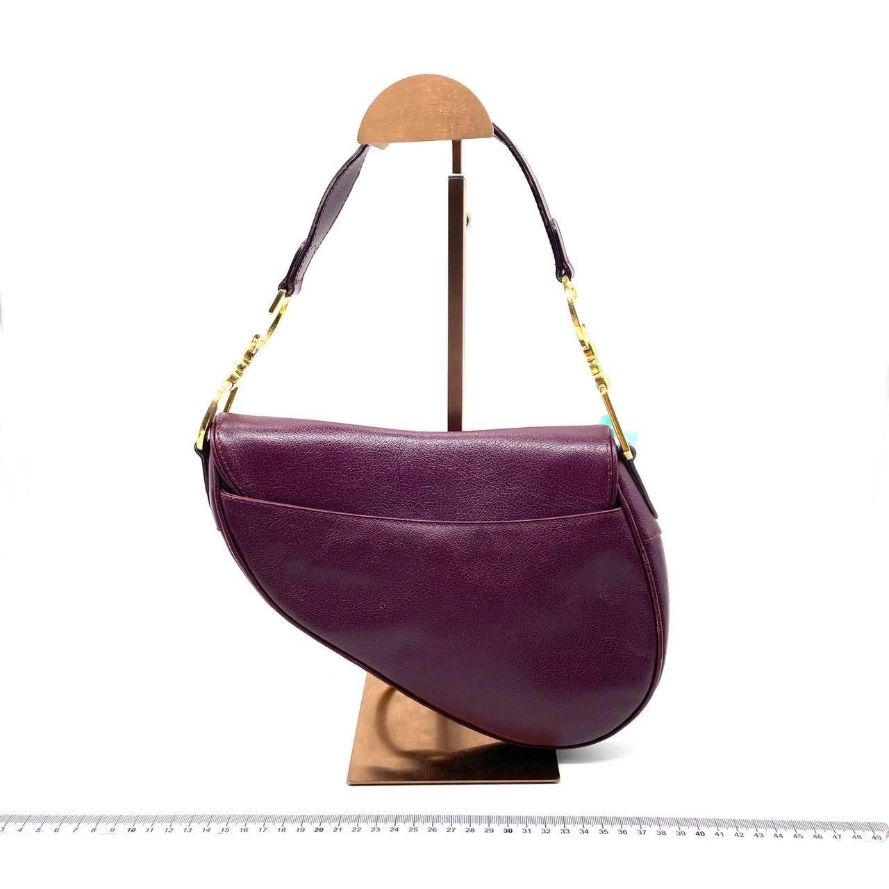 CONDITION: VERY GOOD

This vintage authentic Dior saddle bag is in good condition with light scuffs around the base, and light scratches on the leather. Scratches to the hardware. 

DETAILS: 

Brand: Christian Dior

Model: Saddle Vintage

Date Code: