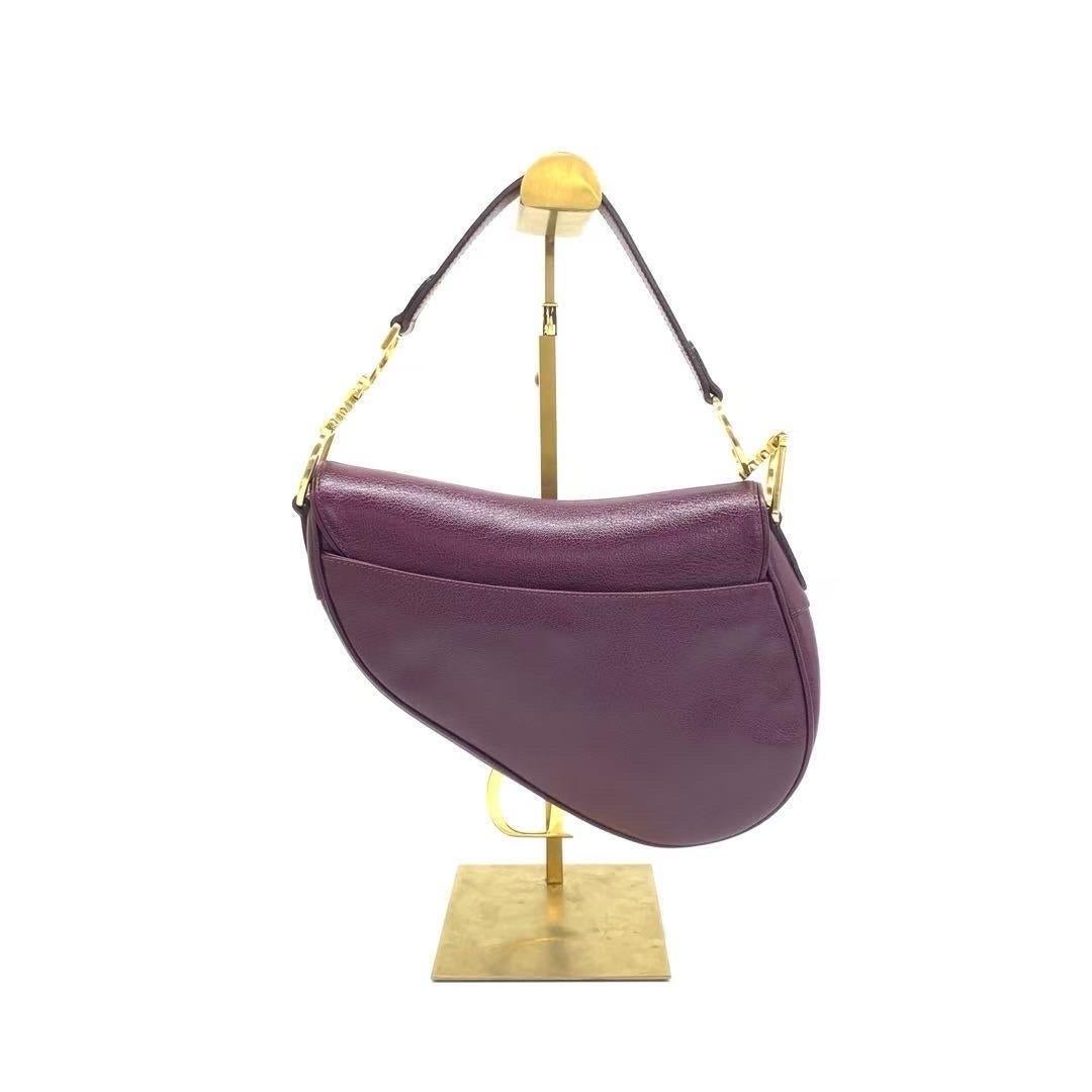 CONDITION : Excellent

Ce sac de selle vintage authentique de Condit est en bon état avec de légères éraflures autour de la base, et de légères rayures sur le cuir. Rayures sur le matériel. 

DÉTAILS : 

Marque : Christian Dior

Modèle : Saddle