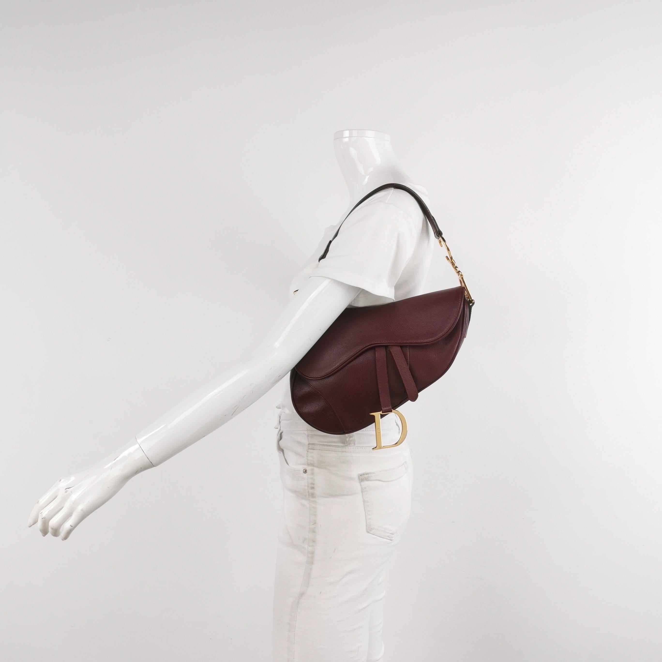 CONDIT: Ausgezeichnet

Diese Vintage authentische Dior Satteltasche ist in gutem Zustand mit leichten Schrammen um den Boden, und leichte Kratzer auf dem Leder. Kratzer an der Hardware. 

DETAILS: 

Marke: Christian Dior

Modell: Saddle Vintage