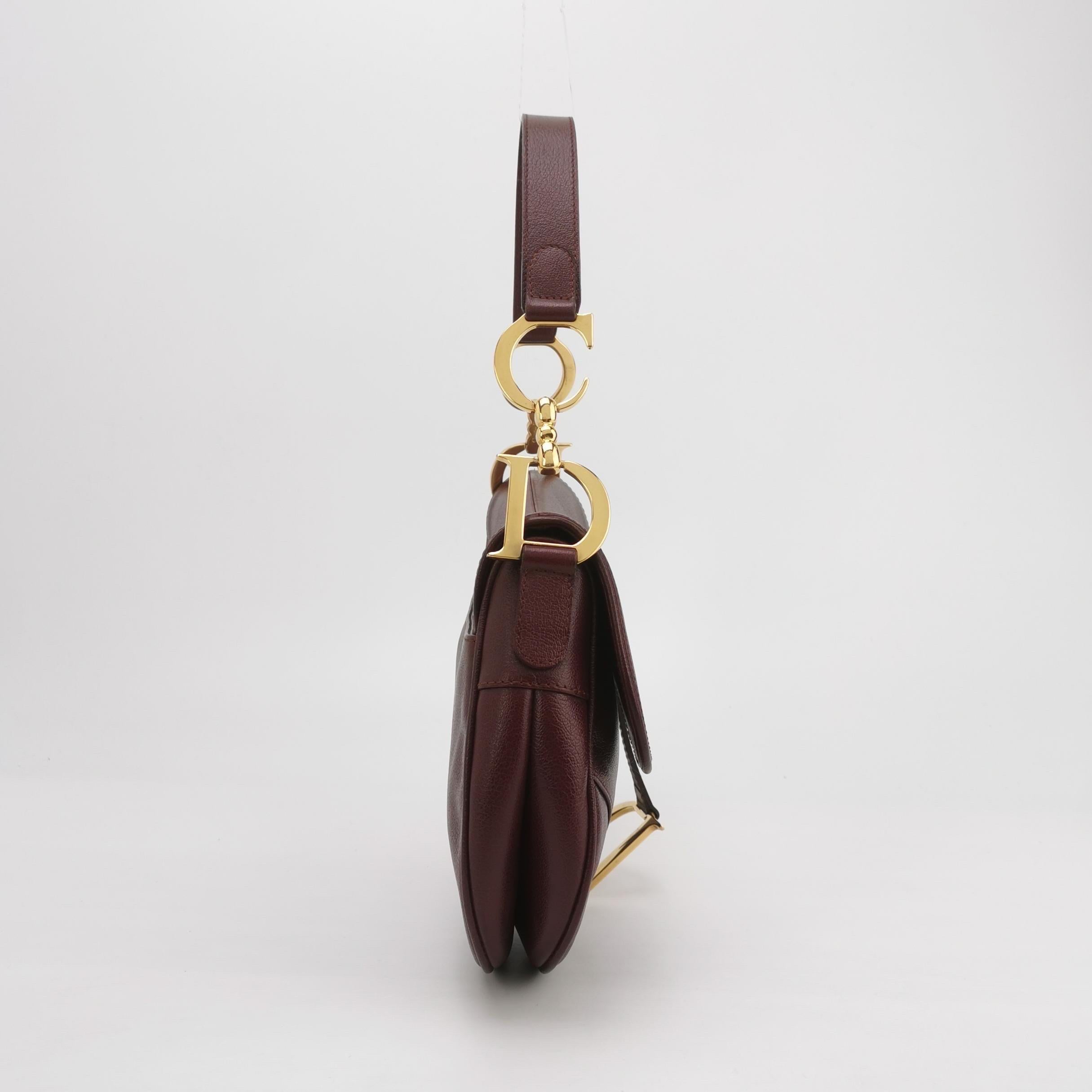 Dior Sattel Vintage Burgund Lila Wein Kalbsleder Gold Hardware Schulter im Zustand „Gut“ im Angebot in AUBERVILLIERS, FR
