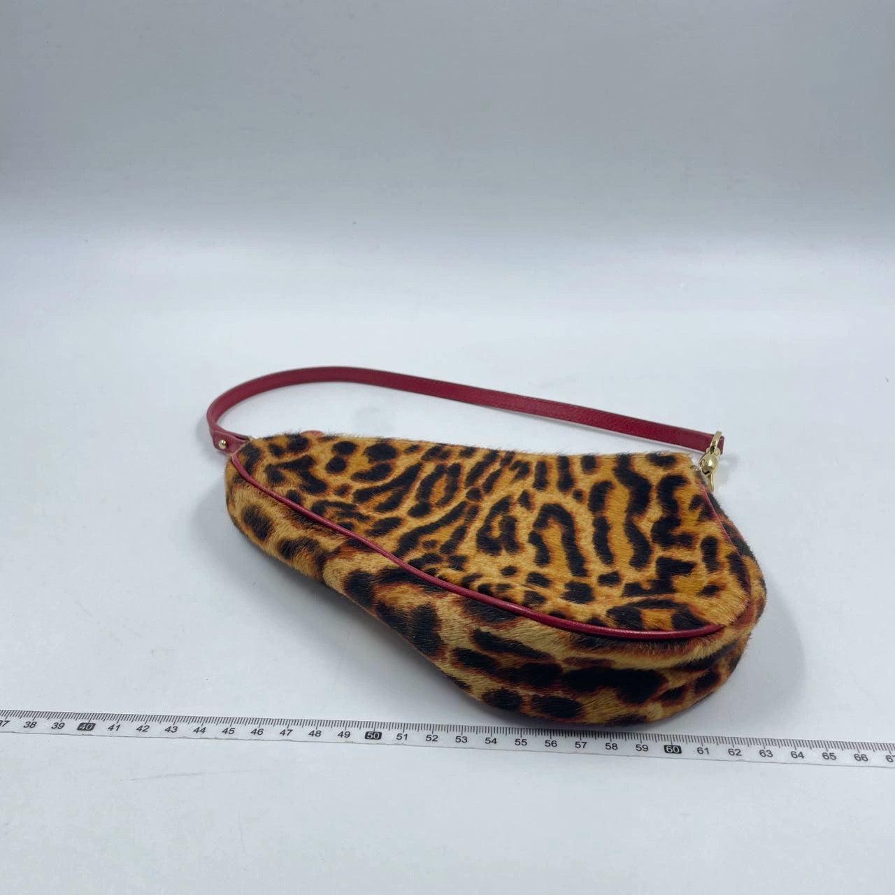 Dior Saddle Vintage Classic Leopard Print Ponyhair Calfskin leather red strap zip opening
 These are professional photos of the actual bag offered by Luxbags.
 
 Add a wild touch to your style with the Dior Saddle Vintage Classic Leopard Print