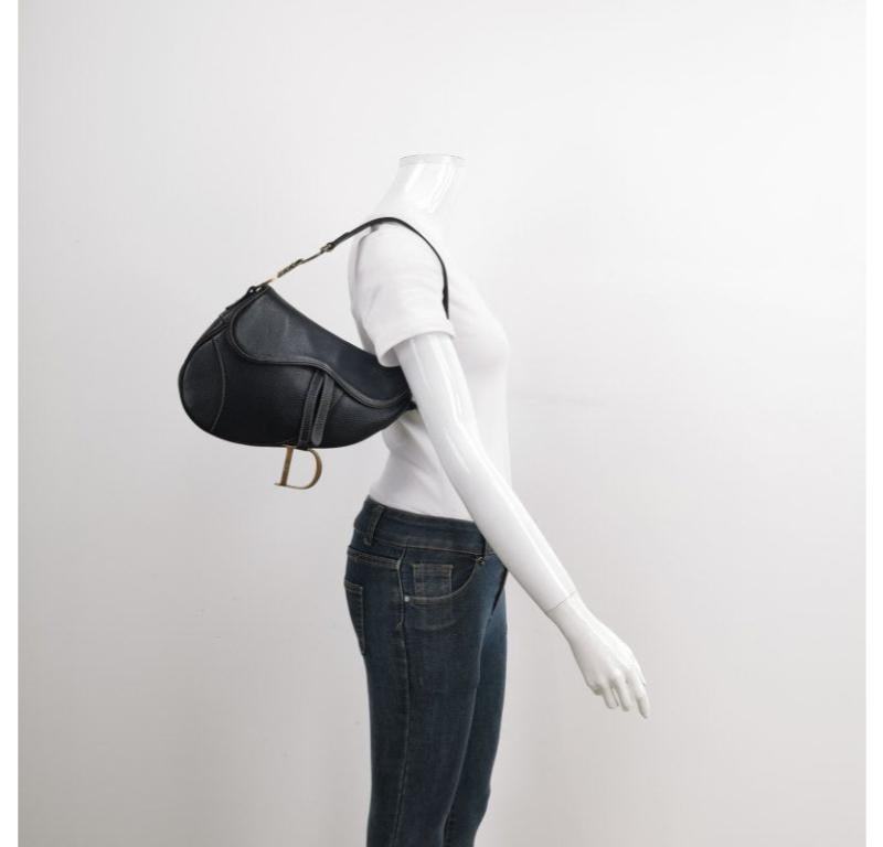 Sillín Dior Piel Vintage Negro con Herrajes Dorados Anticuados
Estas son fotos profesionales de la bolsa real.
  Marca: Christian DiorModelo: Saddle VintageColor: BnegroMaterial: CueroHardware: Plata
  Medidas: Caída de la correa del hombro: 19 cm