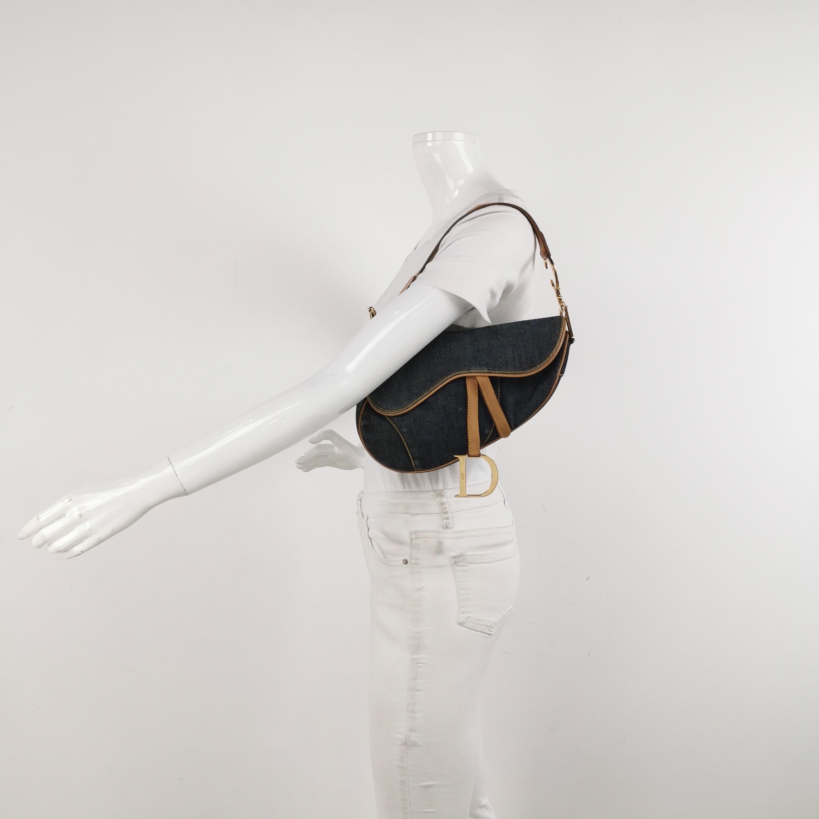 Dior Saddle Vintage in Navy Denim with Beige color leather trim and multicolor silk lining interior. The silk lining is like a secret treat, hidden from the public eye but slowly reveals itself to the lucky owner.

CONDITION: GOOD

Light rubbing and