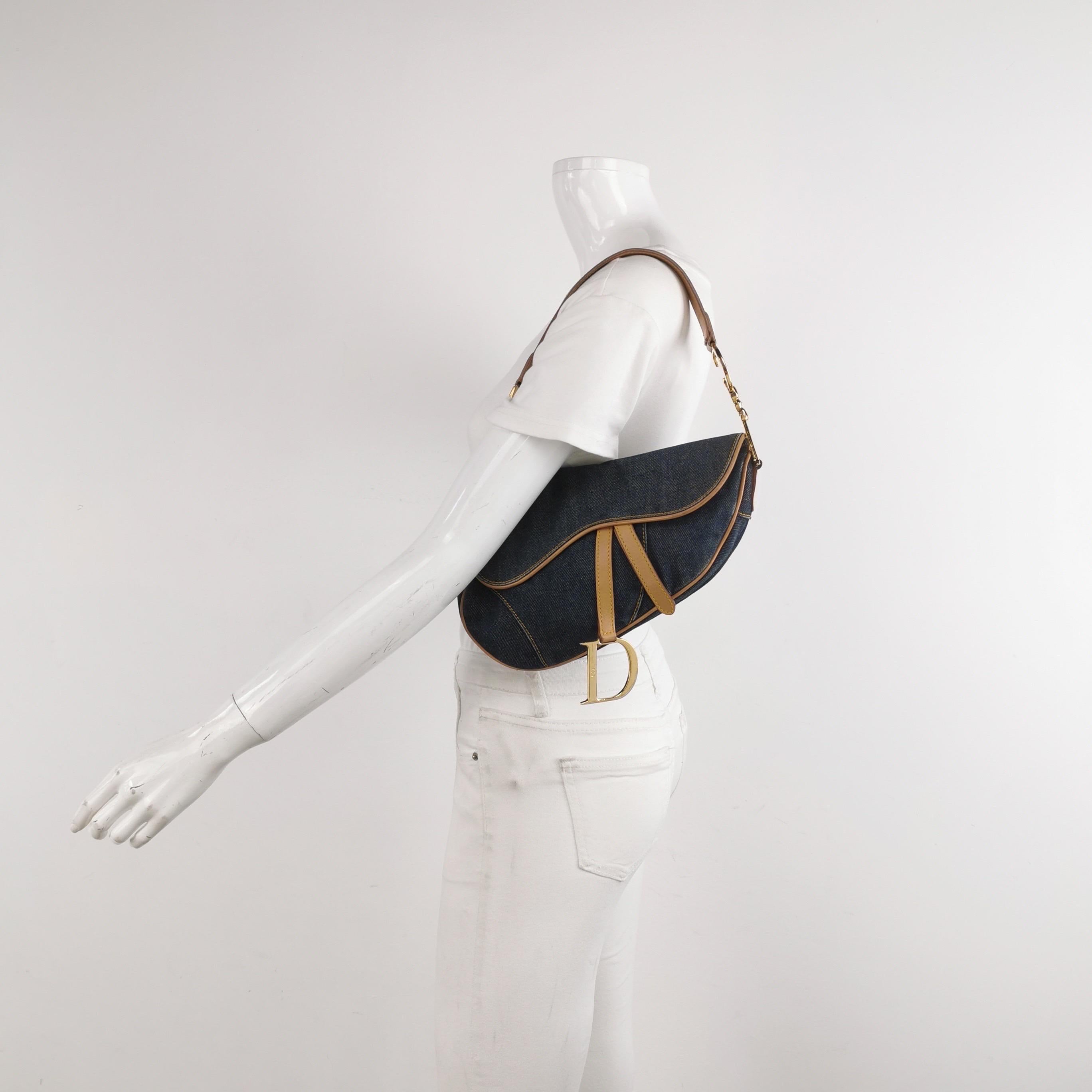 Dior Saddle Vintage in Navy Denim mit beigefarbenem Lederbesatz und mehrfarbigem Seidenfutter im Inneren. Das Seidenfutter ist wie eine geheime Leckerei, die der Öffentlichkeit verborgen bleibt, sich aber dem glücklichen Besitzer langsam