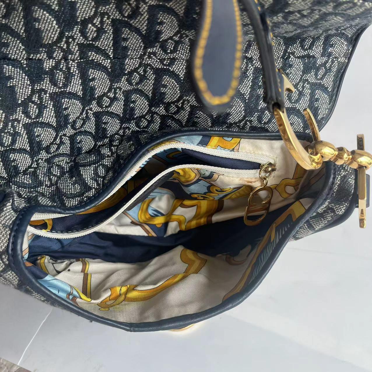 Dior Sattel Vintage Navy Oblique mit mehrfarbigem Seidenfutter im Angebot 11