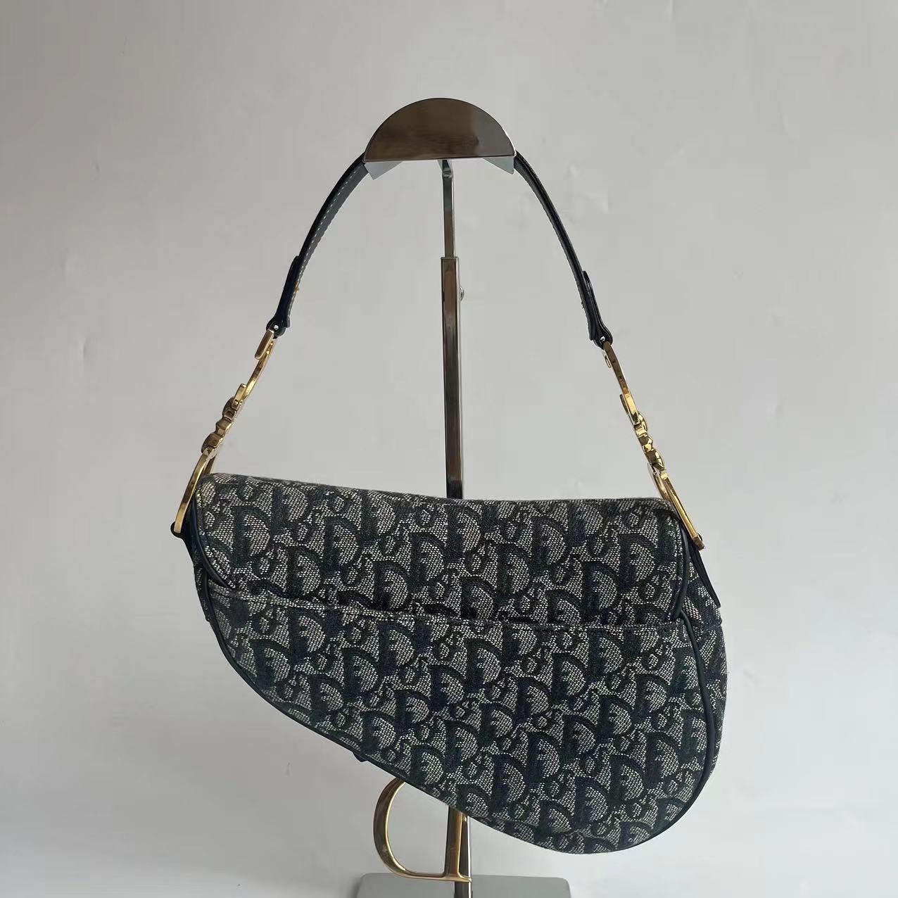 Dior Saddle Vintage in Navy Schrägstrich Stoff mit atemberaubenden multicolor Seidenfutter innen. Das Seidenfutter ist wie eine geheime Leckerei, die der Öffentlichkeit verborgen bleibt, sich aber dem glücklichen Besitzer langsam