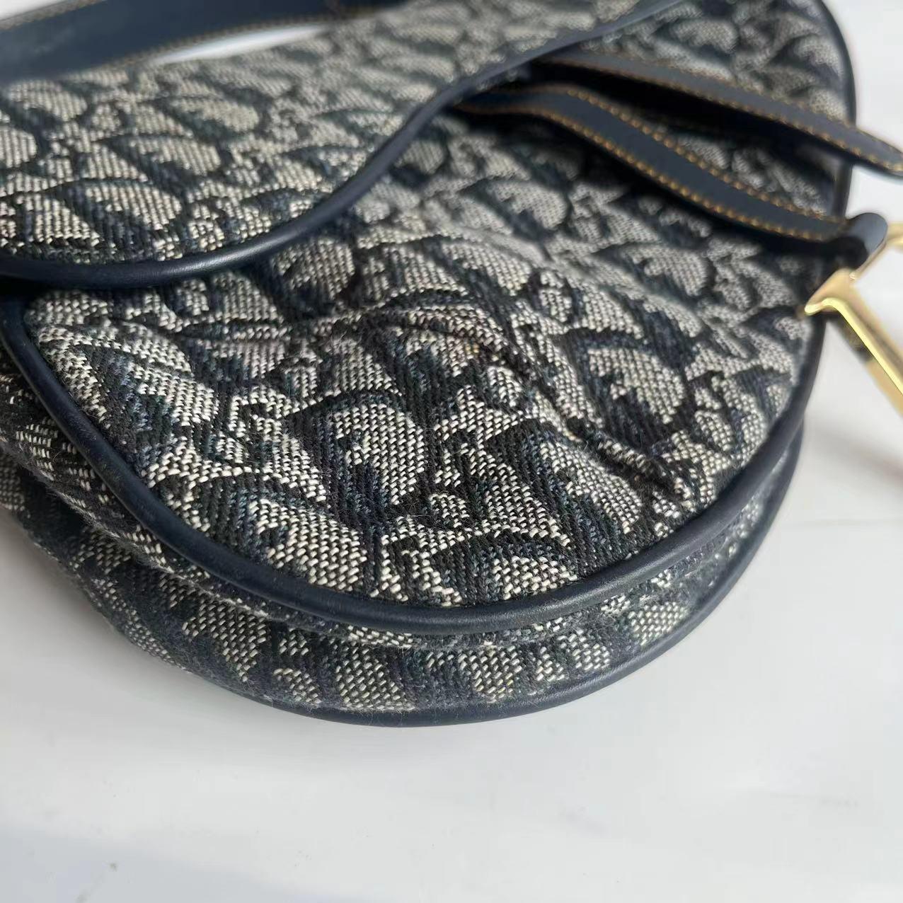 Dior Sattel Vintage Navy Oblique mit mehrfarbigem Seidenfutter im Angebot 2