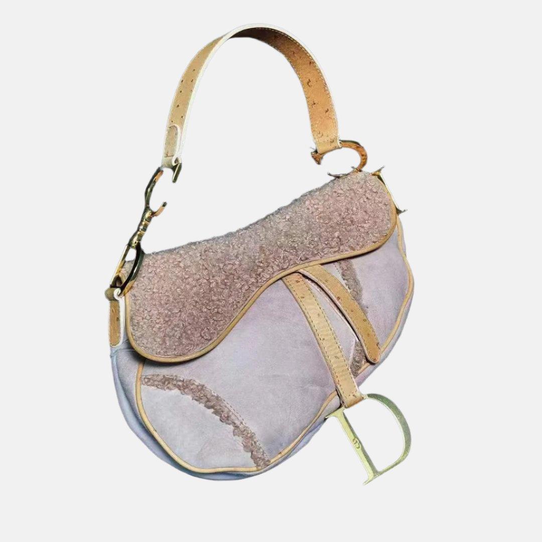 Dior Saddle Vintage Shoulder Bag Medium Shearling and Ostrich Leather Pink

  Add a wild touch to your style with this Dior Saddle bag. Unleash your inner risk-taker with this bold and chic statement piece designed by John Galliano. perfect winter