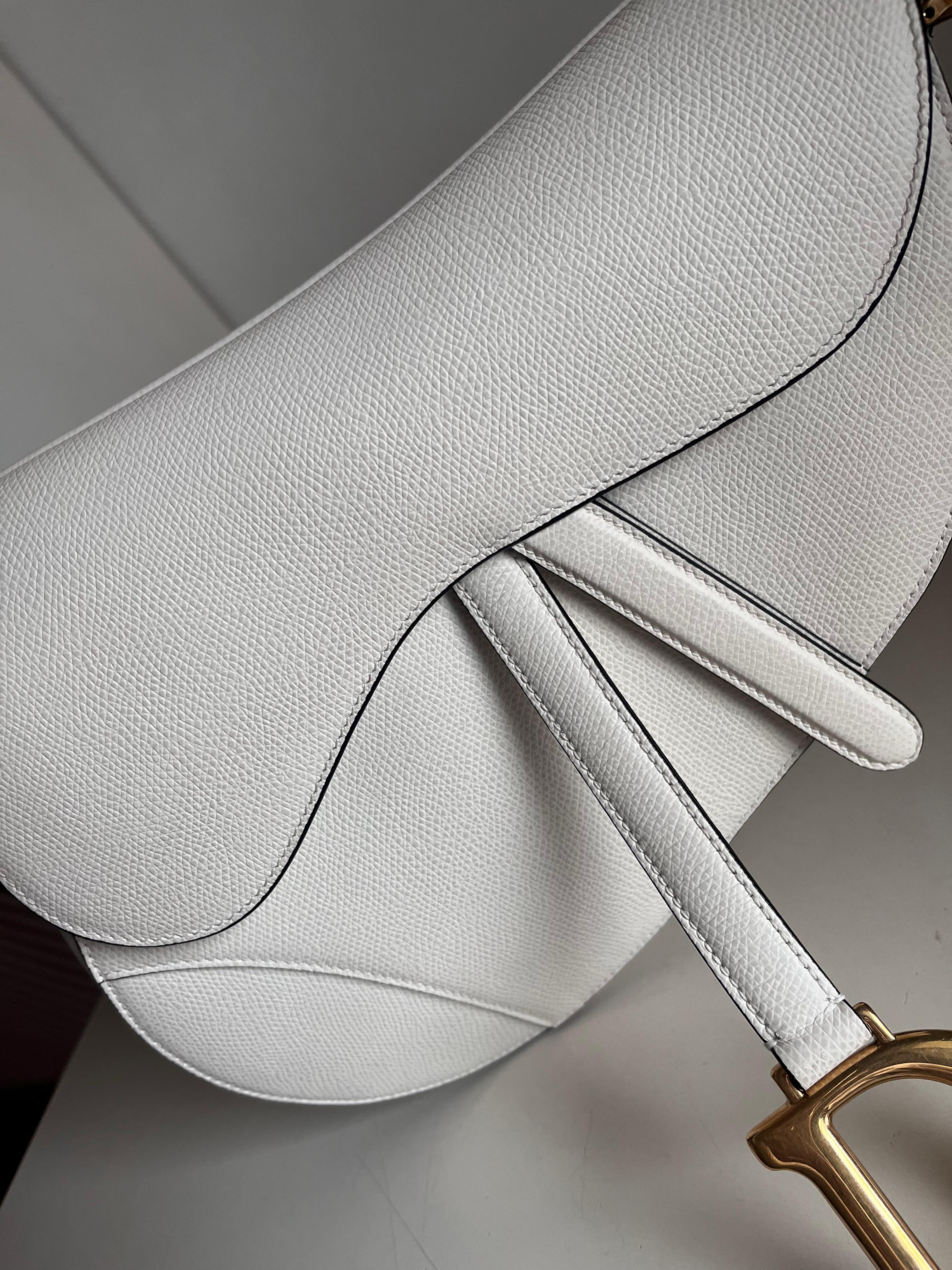 Sac à main Dior Saddle en cuir grainé blanc de taille moyenne en vente 11