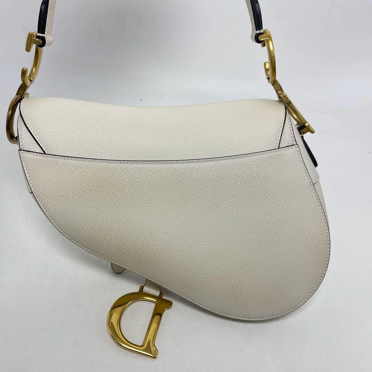 Dior Weiße Medium Handtasche aus genarbtem Leder in Sattelform im Zustand „Hervorragend“ im Angebot in AUBERVILLIERS, FR