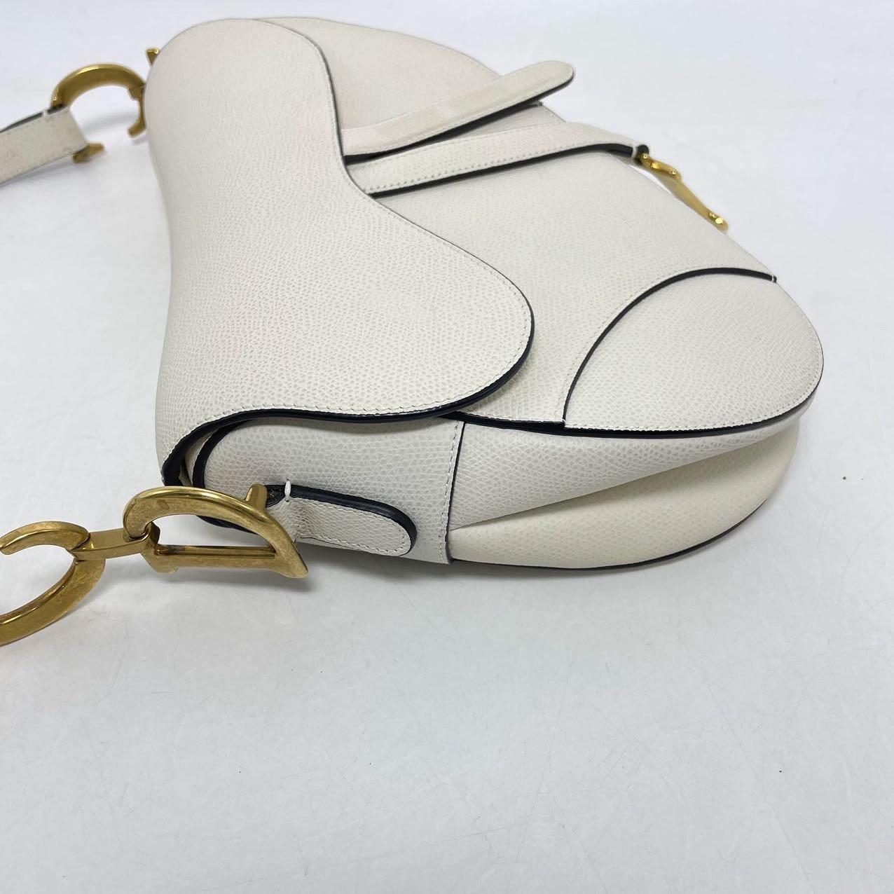 Dior Weiße Medium Handtasche aus genarbtem Leder in Sattelform Damen im Angebot
